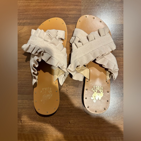 Woman’s Lola sandals. Sand color. Worn once inside. Size 8. Super lightweight. - Picture 4 of 4